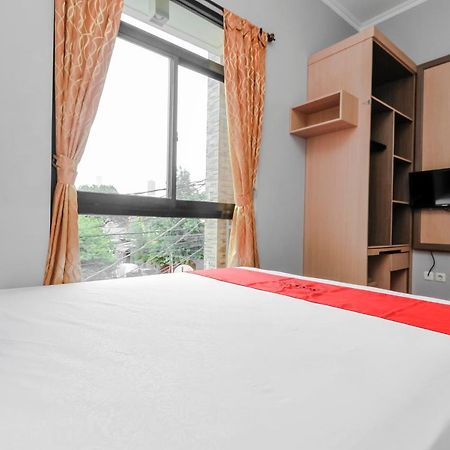 Готель Reddoorz Near Manggarai Station 2 Джакарта Екстер'єр фото
