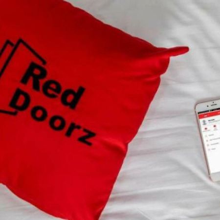 Готель Reddoorz Near Manggarai Station 2 Джакарта Екстер'єр фото