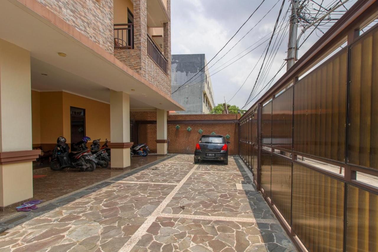 Готель Reddoorz Near Manggarai Station 2 Джакарта Екстер'єр фото